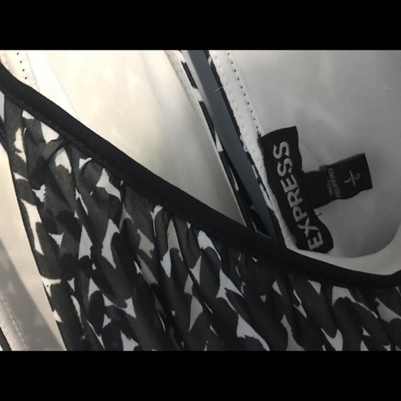 EXPRESS Black and White Pattern Racerback Top - Picture 3 of 8